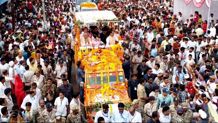 मुख्यमंत्री श्री शिवराज सिंह चौहान सीधी में जनदर्शन के दौरान विशाल जन समूह का अभिवादन करते हुए।